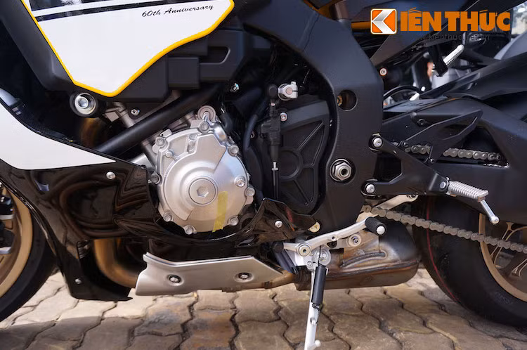 Giống các phiên bản thường, R1 60th Anniversary vẫn sử dụng động cơ Crossplane 4 xi-lanh thẳng hàng 1.000 cc, với tay biên cùng ống xả titanium và côn trượt. Khối động cơ này có khả năng sản sinh công suất tối đa hơn 200 mã lực, sức mạnh truyền đến bánh thông qua hộp số ly hợp kép.