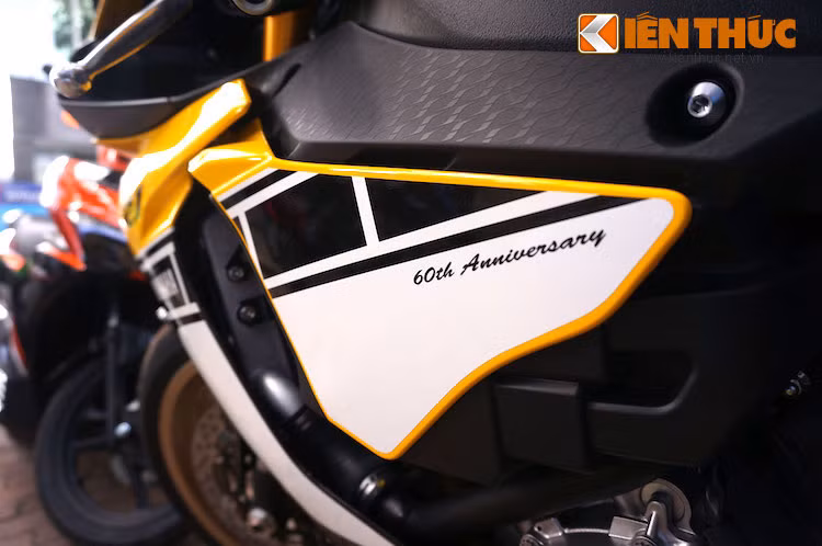 Với 3 gam màu chính là trắng - vàng - đen và những hoạ tiết hình khối đơn giản, bộ tem mới của xe gợi nhớ về những chiếc xe đua Yamaha trong thập niên 70. Bên cạnh R1 60th Anniversary, nhiều dòng xe khác của Yamaha cũng có tem đấu Speed Block trong năm 2016 như R6, Super Tenere, XSR900...