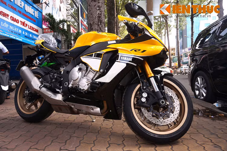 Nằm trong loạt xe đặc biệt kỷ niệm 60 năm ngày thành lập chi nhánh sản xuất xe máy, Yamaha R1 bản đặc biệt 60th Anniversary đã được giới thiệu lần đầu tại đường đua Paul Ricardo ở Pháp vào ngày 18/9/2015 và bắt đầu bán ra vào đầu năm 2016. Mới đây, những chiếc R1 60th Anniversary đầu tiên mới được nhập về Việt Nam thông qua một cửa hàng bán môtô tại quận 1 Sài Gòn.