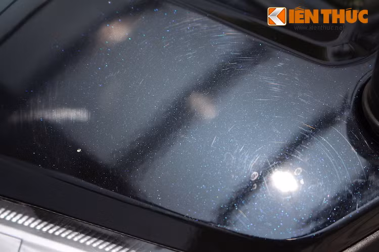 Trên thực tế, phiên bản màu đen của Super Dream mà phóng viên Kiến Thức có dịp trải nghiệm được sơn màu đen ánh kim thay vì đen bóng. Khi ở bên ngoài ánh sáng mạnh, những hạt ánh kim màu xanh bắt đầu lộ rõ, khiến chiếc xe trông hấp dẫn hơn.