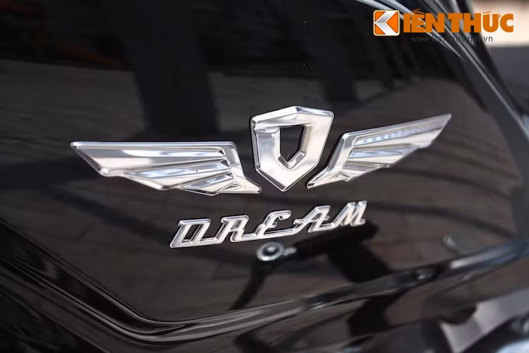 Trên phiên bản màu đen và kỷ niệm 20 năm, tem dán 2 bên thân xe là tem nổi hình cánh chim kép cùng với dòng chữ Dream viết bằng font cổ điển, tạo cho xe cảm giác sang trọng nhưng "già dặn" hơn so với 2 phiên bản xanh và vàng còn lại.