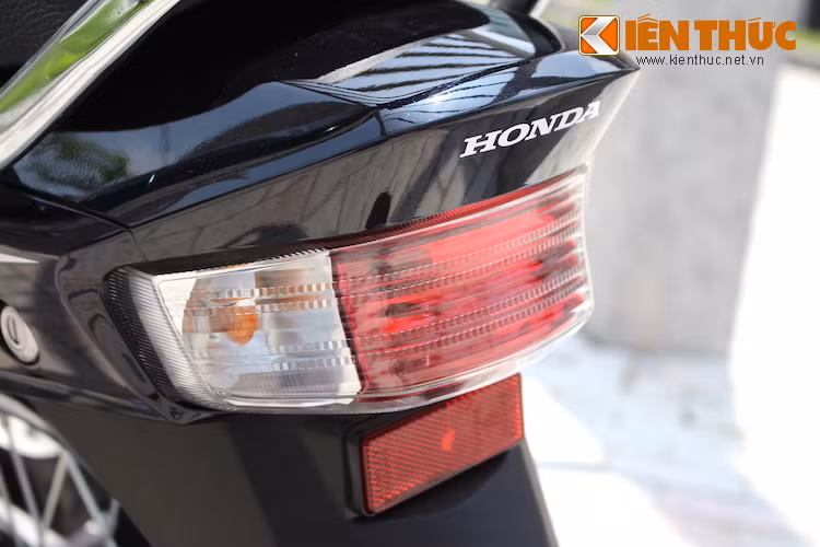 Ở phía sau, phần đuôi được vuốt cạnh cùng với đèn hậu tạo thành một góc lõm, phần nào mô phỏng lại thiết kế đèn hậu của Dream II 100 quen thuộc. Tuy nhiên, cụm đèn hậu tích hợp đèn xi-nhan của chiếc xe lại có vẻ hiện đại hơn với chóa đèn trong suốt.