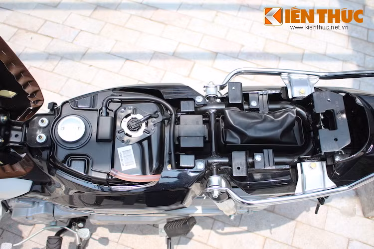 Cũng như thế hệ Dream 100 trước, bên dưới yên xe của Super Dream 110 mới chỉ có đủ chỗ chứa một túi dụng cụ sửa xe nhỏ. Mặc dù vậy, phiên bản mới này đã có cải tiến ở nắp xăng với vách ngăn chống tràn xăng bao xung quanh, ngăn không cho xăng chảy ra ngoài và dễ bắt lửa trong trường hợp nhân viên trạm xăng lỡ đổ tràn bình.