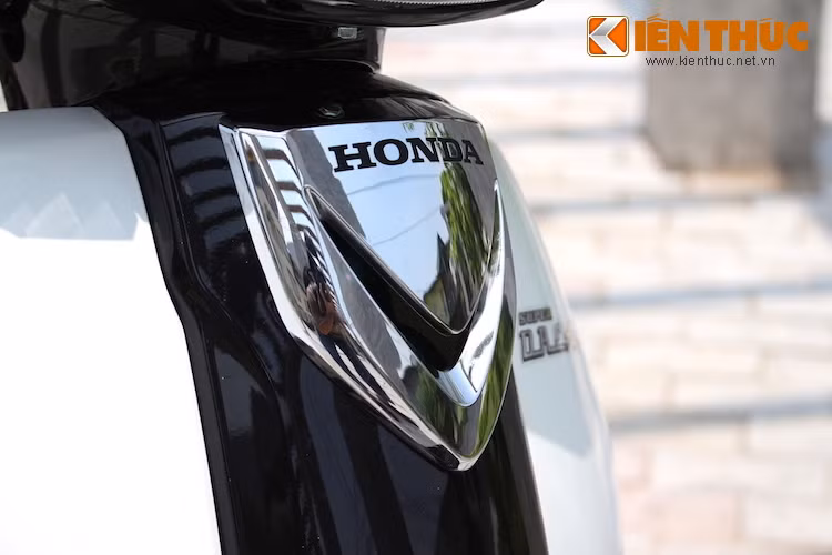 Ngay cả phần mặt nạ với chữ V chìm của chiếc xe cũng dễ dàng khiến người ta nhớ về mẫu mặt nạ của chiếc Super Dream 100 "đời cuối" được sản xuất tại Việt Nam. Tuy nhiên cũng giống như phần đầu, mặt nạ xe đã được thiết kế mềm mại hơn so với những đường thẳng đậm phong cách từ thập niên 90 của Honda Dream 100.