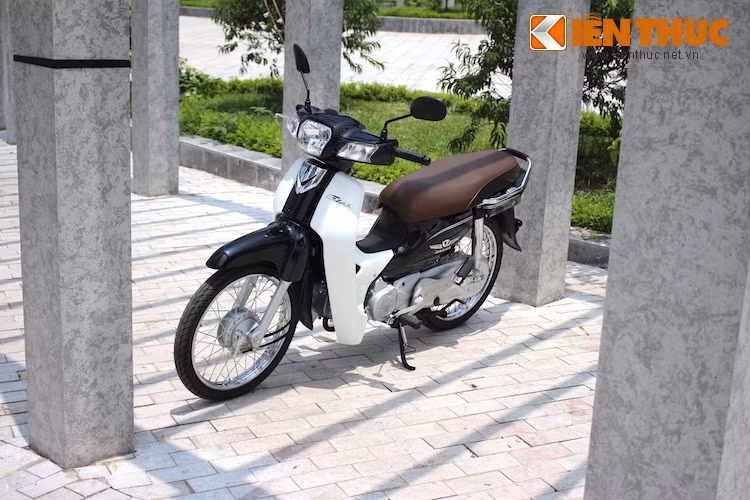 Khi mới ra mắt, Super Dream 110 chỉ có duy nhất một màu sắc là nâu với tem được thiết kế theo phong cách của Super Dream 100 cũ. Tuy nhiên trong thời gian vừa qua, Honda đã bổ sung thêm cho chiếc xe 4 phiên bản màu khác là đen, vàng, xanh và đỏ kỷ niệm 20 năm Honda Việt Nam, kèm theo 2 thiết kế tem khác nhau.