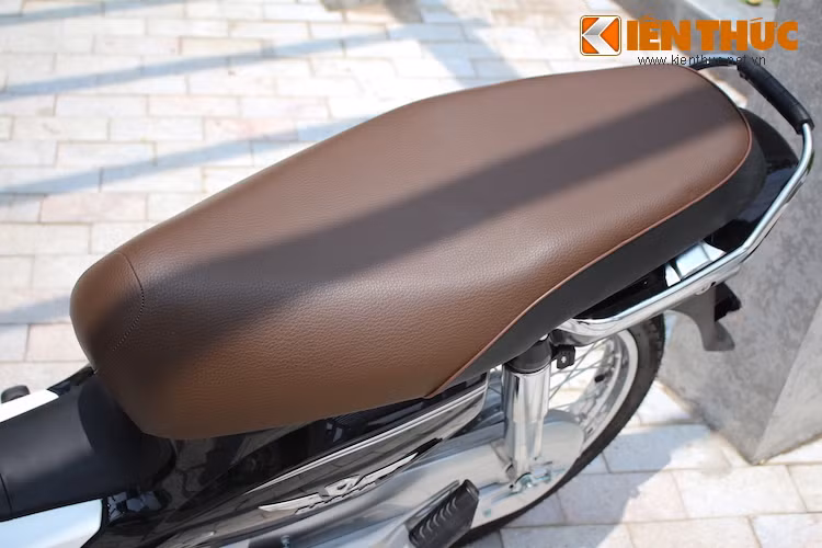 Ngoài những cải tiến về màu tem, phiên bản Super Dream 110 2016 còn có chi tiết mới đó là yên bọc 2 tông màu. Trong đó, phiên bản màu đen có yên bọc 2 màu vải đen/nâu rất nhã nhặn.