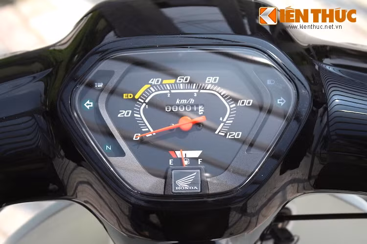 So với các thế hệ Dream 100 trước đây, mặt đồng hồ của Super Dream 110 có kích thước lớn hơn hẳn. Tuy nhiên, công năng sử dụng của đồng hồ vẫn y nguyên với công-tơ-mét quay số, báo giờ, báo pha/cos, xi-nhan, báo xăng, "mo" và số cuối. Xe vẫn không có đồng hồ báo từng cấp số cụ thể, khiến người lái dễ bị tiến hay lùi số không cần thiết do đã quên mất xe đang chạy ở cấp số nào.