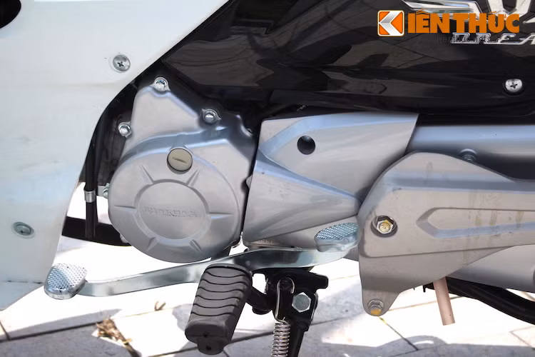 Khối động cơ này của xe đem tới công suất tối đa 7,56 mã lực tại 7.500 vòng/phút, mô men xoắn 8,32 Nm tại 3.500 vòng/phút. Theo tính toán của Honda, công suất động cơ Super Dream 110 tăng 27% và tiết kiệm nhiên liệu thêm 12% so với dòng xe Super Dream 100cc.