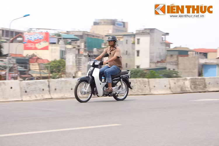 Dù có trọng lượng 99 kg thay vì 93 kg như thế hệ Super Dream 100 trước đây, tuy nhiên qua trải nghiệm nhanh của phóng viên Kiến Thức, Super Dream 110 mới thậm chí còn đem lại cảm giác điều khiển nhẹ nhàng hơn phiên bản cũ. Điều này có được là nhờ kiểu dáng xe khí động học hơn, kết cấu khung mới cùng yên xe thoải mái với chiều cao thấp.