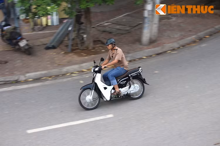 Ngoài ra, bàn để chân của xe cũng chưa "dập" triệt để các rung động khi xe vận hành, gây cảm giác hơi khó chịu ở bàn chân, đặc biệt khi đi đường xa. Trong điều kiện nội đô, bộ giảm xóc của xe làm việc khá hiệu quả khi dập rung động từ các gờ giảm tốc từ thấp tới cao một cách khá tốt ở tốc độ từ 40 km trở xuống.