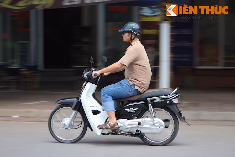 Dù động cơ của Super Dream 110 không đem tới cảm giác "bốc" nhưng bù lại, với tay ga nhẹ, chiếc xe đem tới cảm giác điều khiển khá "nhàn nhã". Tuy nhiên, động cơ của Super Dream 110 có vẻ như nóng khá nhanh khi chỉ sau khoảng 5 km đường nội đô, hai bên chân người lái đã có thể cảm nhận rất rõ hơi nóng từ động cơ.