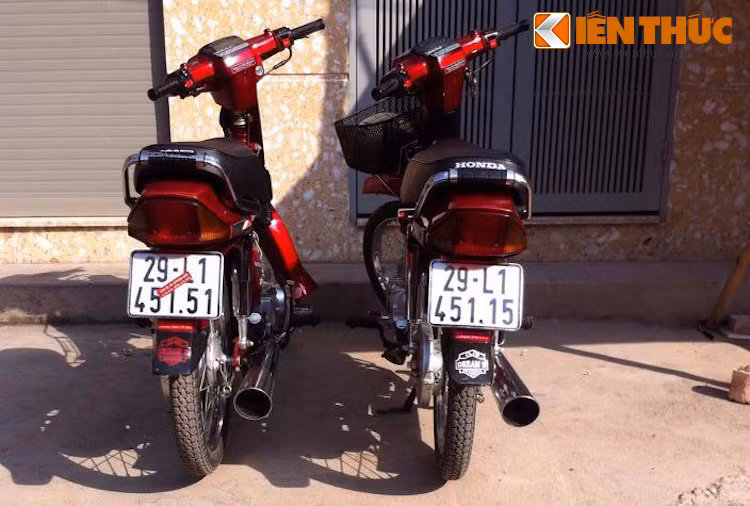 Bộ đôi Honda Dream đỏ với biển số cặp, chỉ khác nhau ở 2 số cuối. Những chiếc xe này được người chơi Dream II tại Hà Nội sưu tầm, được biết mức giá của mỗi chiếc xe cũng không hề rẻ.