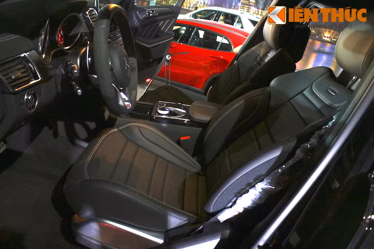 Là phiên bản thể thao AMG, chiếc xe được trang bị một số chi tiết trang trí nội thất đặc trưng như các tấm ốp sợi carbon, thảm sàn AMG, bảng đồng hồ AMG, các pedal thể thao... Hàng ghế trước thể thao với logo AMG trên tựa lưng, tích hợp sưởi/quạt gió/massage và bọc da Nappa cao cấp cũng là điểm đặc trưng riêng của GLS 63 AMG so với các phiên bản tường.