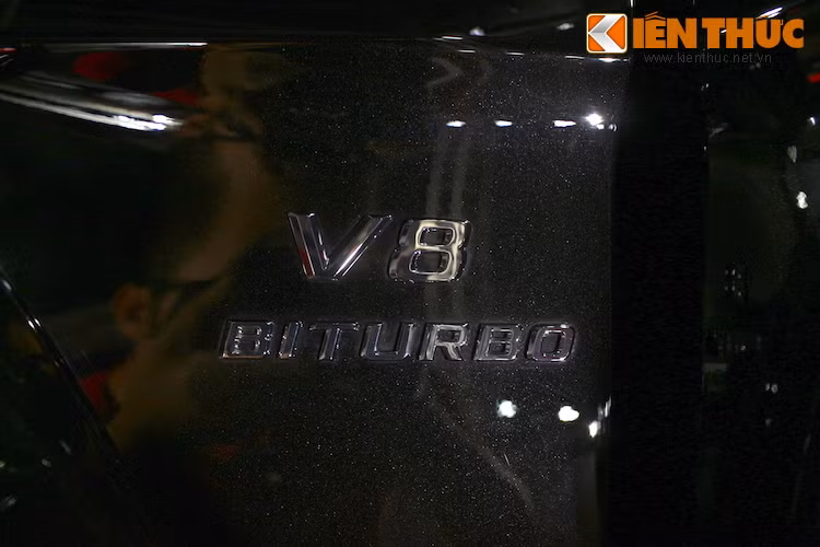 Bên dưới nắp ca-pô của GLS 63 AMG là khối động cơ V8 5.5l tăng áp kép với công suất tối đa lên tới 585 mã lực cùng mô-men xoắn cực đại 760 Nm. Đi kèm động cơ này là hộp số tự động 7 cấp thể thao AMG SPEEDSHIFT PLUS 7G-TRONIC và hệ thống dẫn động 4 bánh toàn thời gian 4MATIC.