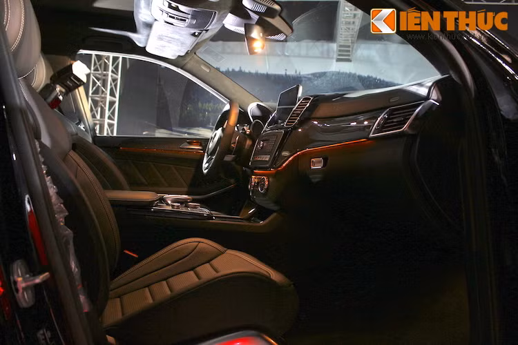 Hiện là một trong những dòng SUV cao cấp nhất do Mercedes sản xuất, GLS 63 AMG cũng sở hữu nhiều tiện nghi không thua kém sedan S-Class như đèn nội thất LED điều chỉnh 3 màu/3 mức sáng, dàn âm thanh hi-end Bang &amp; Olufsen BeoSound 14 loa 1400 watt,...