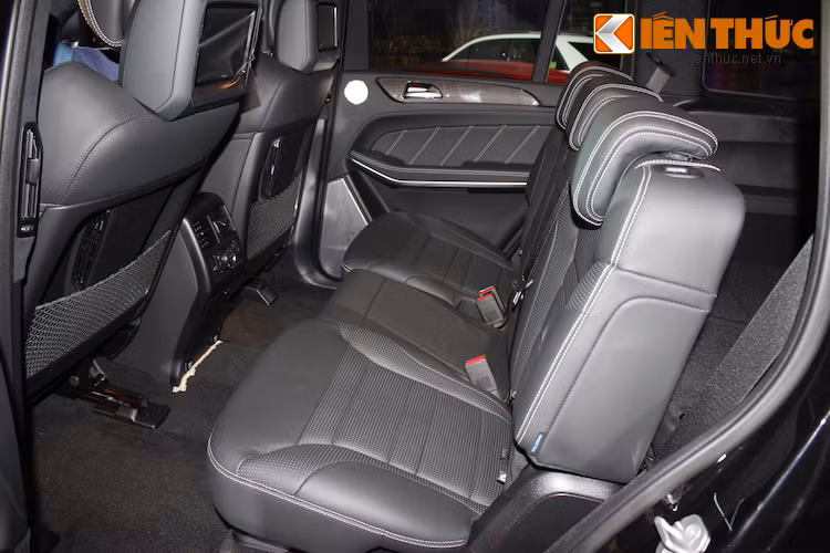 Với kích thước lớn, GLS 63 AMG có tới 7 chỗ ngồi cùng khoảng không gian cho hàng ghế thứ 2 rộng rãi. Hàng ghế này cũng đầy đủ tiện nghi với hệ thống sưởi cùng chức năng gập lưng ghế bằng 1 nút bấm Easy-Entry, dù lưng ghế hơi thấp. Đương nhiên, một chiếc xe ở đẳng cấp như GLS 63 AMG không thể thiếu vắng hệ thống điều hòa không khí tự động đa vùng THERMOTRONIC.
