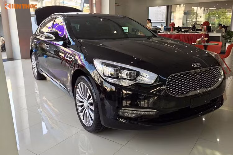 Từng được trung bày trước tại một showroom tại Sài Gòn nhưng tới nay, THACO Kia mới chính thức công bố mẫu sedan hạng sang Kia Quoris 2016 tại thị trường Việt Nam. Trên Thế giới, mẫu xe sang này còn được bán với các tên gọi như Kia K9 hay Kia K900.