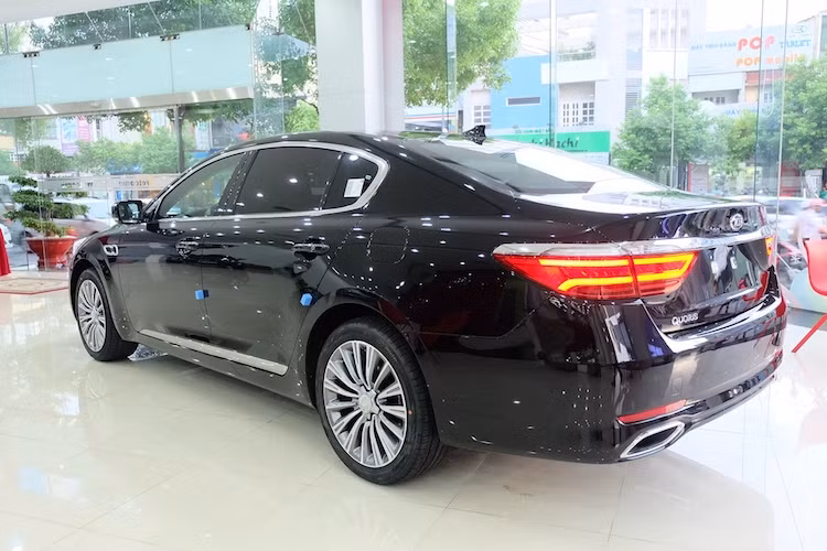 Kia Quoris sở hữu kích thước lớn với chiều dài 5.095 mm, rộng 1.900 mm và chiều cao 1.490 mm. Chiều dài cơ sở của xe đạt 3.045 mm. Các kích thước này đã khiến chiếc xe được liệt vào phân khúc sedan hạng sang cỡ lớn, "chung mâm" với Mercedes S-Class, BMW 7 Series, Audi A8 hay Lexus LS. Mâm đúc hợp kim 19 inch của xe có thiết kế nhiều nan sang trọng.