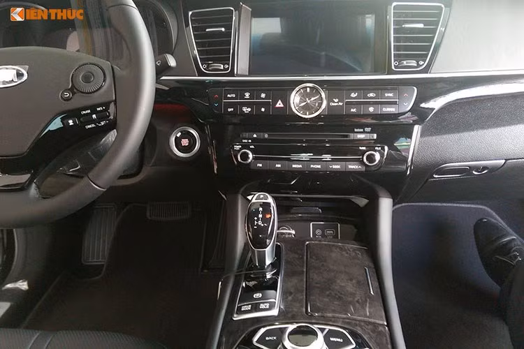 Màn hình trung tâm Full-LCD 12.3 inch với độ phân giải cao hiển thị sắc nét đầy đủ chính xác đồ họa mô phỏng thông tin trên xe, phía dưới là cần số điều khiển điện tử công nghệ SBW, Ngoài ra, Kia Quoris mang tới sự tiện nghi vượt trội với tay lái điều chỉnh bằng điện 4 hướng nhớ vị trí, ghế người lái 16 hướng, nhớ 2 vị trí ghế, nhớ vị trí vô-lăng. Ghế bên phụ 12 hướng, nhớ 2 vị trí ghế. Hàng ghế sau 2 hướng tới-lùi, bơm đệm lưng.