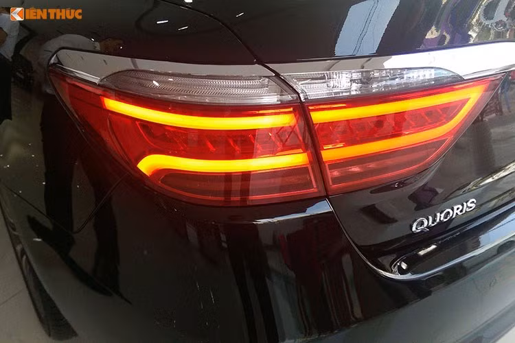 Tại Việt Nam, Quoris là chiếc xe du lịch duy nhất của Kia được trang bị hệ dẫn động cầu sau, kèm hộp số tự động 8 cấp. Xe chỉ có duy nhất một phiên bản động cơ Động cơ Lambda V6 3.8L cho công suất tối đa 286 Hp / 6.600 rpm và mô men xoắn cực đại 365 Nm / 4.500 rpm. Là một mẫu xe sang, Quoris còn có hệ thống treo khí ECS, màn hình hiển thị trên kính HUD, hệ thống giữ ga tự động Cruise Control, hệ thống lái 4 chế độ.