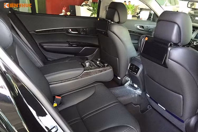 Đặc biệt, hàng ghế sau của xe được thiết kế sang trọng, êm ái, khoảng để chân rộng rãi, tích hợp các chức năng như làm mát, sưởi ấm và có thể điều khiển hệ thống âm thanh, rèm che nắng. Xe còn được trang bị màn hình hàng ghế sau, DVD màn hình 9.2 inch cao cấp, điều khiển dạng phím xoay, dễ dàng điều khiển hệ thống thông tin giải trí trên xe.