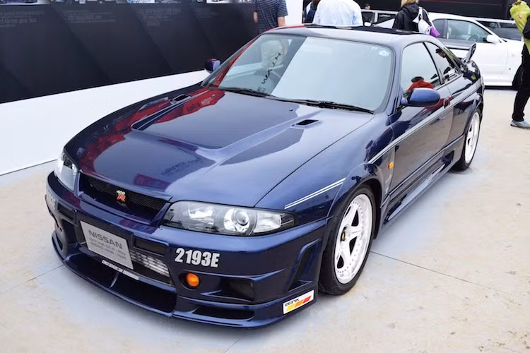 Nissan có một bộ phận chuyên chế tạo xe đua và các phiên bản hiệu năng cao Nismo (Nissan Motorsport). Trong lịch sử, bộ phận này thường xuyên tạo ra các phiên bản đặc biệt, điển hình như GT-R Nismo ngày nay, Nissan Skyline GT-R R34 Z-Tune cuối thập niên 90 hay Nissan Skyline GT-R 400R vào năm 1997.