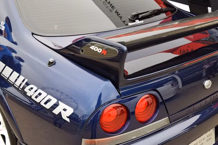 Với động cơ mới, Nismo 400R mạnh hơn một chiếc Skyline R33 GT-R bình thường lần lượt 120 mã lực và 112 Nm. Chiếc xe có thể tăng tốc từ 0-100 km/h chỉ trong 4 giây và tốc độ tối đa ngoài 300 km/h - những con số không hề thua kém các mẫu xe thể thao hiện đại ngày nay.