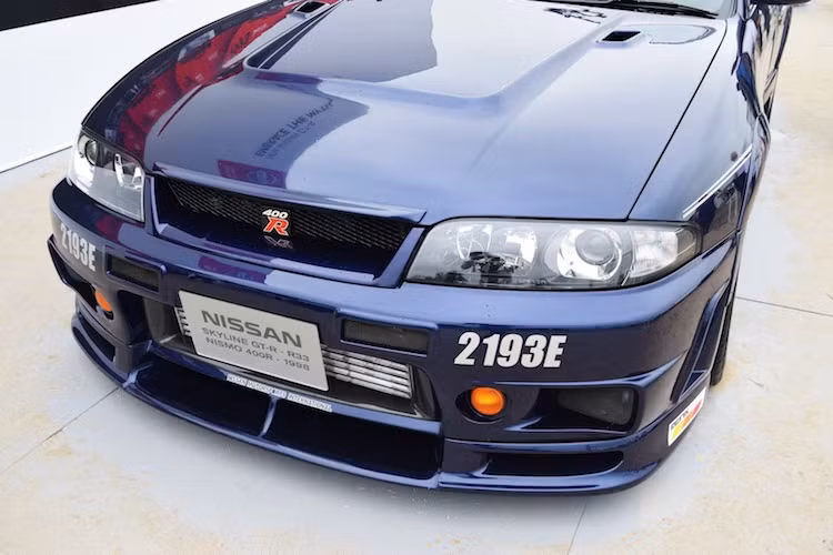 So với các phiên bản GT-R R33 bình thường, Nismo 400R sở hữu cản trước mới với các khe hút gió lớn hơn, cùng với cánh khuếch tán không khí dưới cản sau xe. Ngoài ra, nó còn có cánh đuôi bằng sợi carbon cùng mâm trọng lượng nhẹ Nismo LMGT3 làm từ magie.