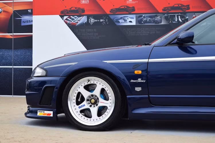 So với động cơ RB26DETT thường, RBX-GT2 có dung tích được nâng từ 2.6 lên thành 2.8l nhờ có tay biên 77,7 mm và trái 87 mm cùng hệ thống bơm dầu, trục cam, cam, côn 2 lá, ống xả và hệ thống làm mát mới. Công suất của xe là 395 mã lực và mô-men xoắn cực đại đạt 470 Nm.