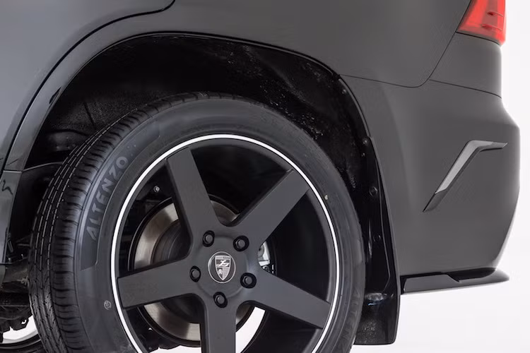 Dù phần thân của xe không có sự thay đổi gì, nhưng chiếc LX570 2016 khi nhìn ngang vẫn "hầm hố" hơn so với xe nguyên bản nhờ có bộ mâm đúc mới với thiết kế 5 cánh kép khỏe khoắn.