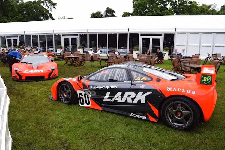 Là lễ hội về xe lớn nhất tại Anh, Goodwood Festival of Speed luôn hội tụ rất nhiều những siêu xe đỉnh cao của hãng McLaren. Tuy nhiên, việc hai siêu xe triệu đô McLaren F1 GTR và McLaren P1 GTR đứng cạnh nhau vẫn là một cảnh tượng hiếm gặp, ngay cả trong lễ hội Goodwood.