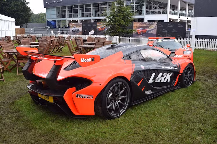 So với P1, P1 GTR có các bánh xe bản to hơn, vè được nới rộng cùng cánh gió trước cực lớn, cản trước có các khe hút gió được nới rộng cùng gương chiếu hậu được đặt cao hơn. Ở phía sau, cánh gió có khả năng thu gọn của P1 đã bị loại bỏ, thay vào đó là môt cánh đuôi bằng sợi carbon, cùng với cặp ống xả kép với kích thước cực lớn nằm giữa.