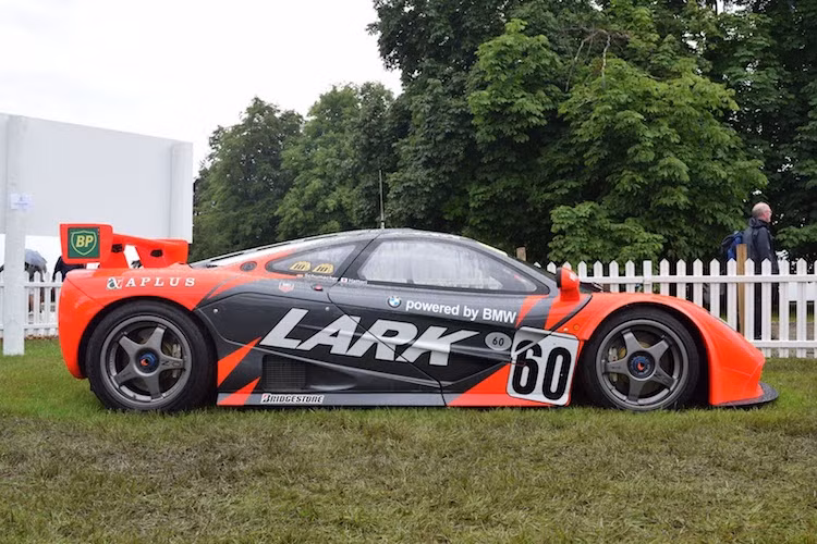 Cụ thể hơn, McLaren F1 GTR sở hữu cản trước và sau hoàn toàn mới, cùng với cánh đuôi lớn ở phía sau. F1 GTR vẫn giữ lại thiết kế cửa lật mở đầy đẳng cấp của F1. Tuy nhiên các cửa kính bên được thay bằng nhựa Plexiglass để giảm trọng lượng. Để giảm tối đa trọng lượng, nội thất của xe cũng đã bị "lột bỏ" toàn bộ các tiện nghi.