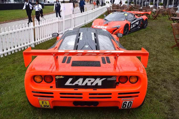 Tuy nhiên nhờ có trọng lượng đạt 915 kg - nhẹ hơn 135 kg nên McLaren F1 GTR vẫn có tốc độ "vũ bão" và hoàn toàn thống trị các giải đua, trong đó có giải Le Mans 24h danh giá. Điều đáng nói đó là dù vốn chỉ là một siêu xe dân dụng và được chỉnh sửa rất ít chi tiết nhưng F1 GTR vẫn "đánh bại" nhiều xe đua được thiết kế "đặc chủng".