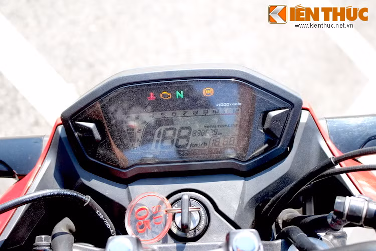 Đồng hồ đa chức năng của CB300F với báo xăng, báo tua, báo giờ, ODO và Trip và sử dụng chung thiết kế với rất nhiều dòng xe Honda khác hiện nay.