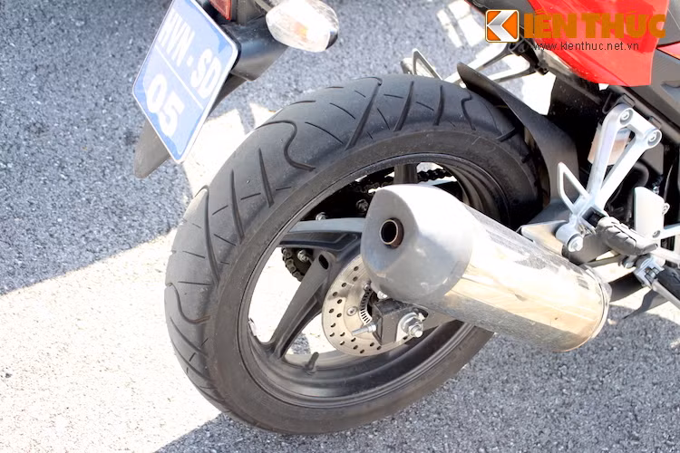 Bánh sau của xe sử dụng cỡ lốp 140/70/17, cũng được sản xuất bởi hãng lốp IRC. Phanh đĩa sau của xe có đường kính 220 mm và chỉ được trang bị heo 1 piston.
