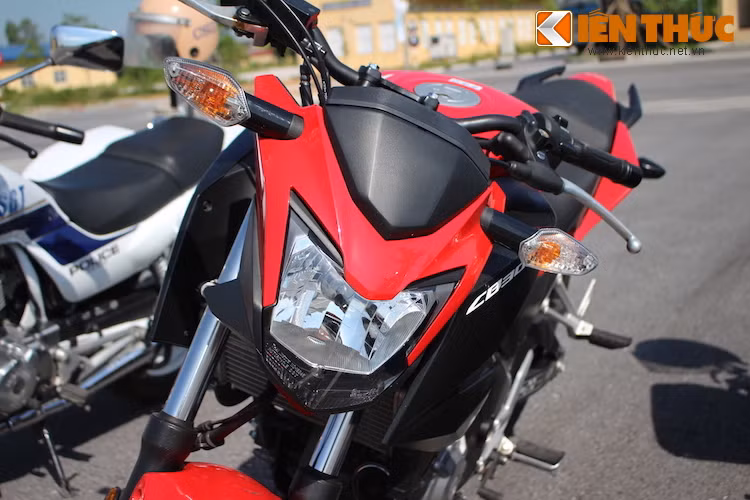 Phần đầu của CB300F có đèn pha góc cạnh, được tạo thành dáng hơi giống chữ V vuốt ngược về phía sau. Cụm đèn xi-nhan của chiếc xe được đặt cao phía trên phần đầu, giúp các phương tiện khác dễ quan sát hơn.