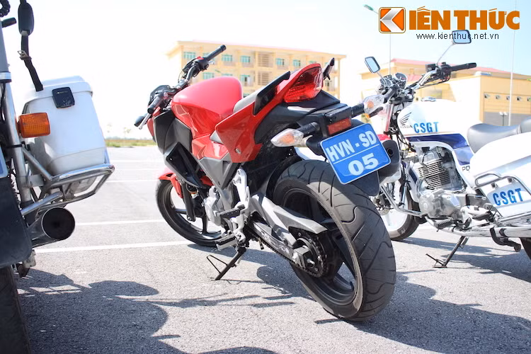 Ở phía sau đuôi xe, CB300F có thiết kế rất giống CBR300R và được tích hợp kèm tay xách, khiến việc dắt xe trở nên dễ dàng hơn, đặc biệt trong điều kiện sử dụng ở Việt Nam.