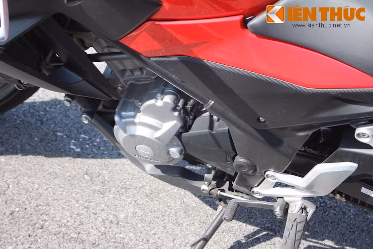 Động cơ này đem tới cho xe công suất tối đa 30 mã lực và mô-men xoắn cực đại 27 Nm, truyền sức mạnh tới bánh sau thông qua hộp số côn tay 6 cấp và xích tải.