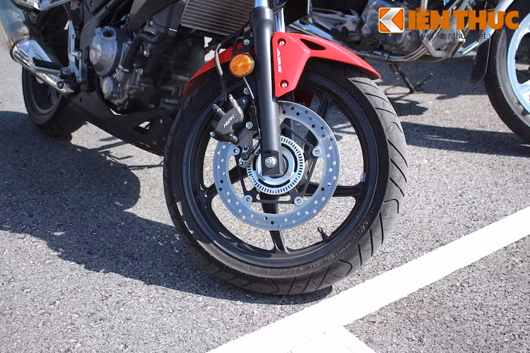 Bộ vành trước của xe được thừa hưởng trực tiếp từ CBR300R với dạng 5 cánh xoắn và lốp IRC 110/70/17. Phanh trước của xe có đường kính 296 mm và sử dụng heo Nissin 2 piston.