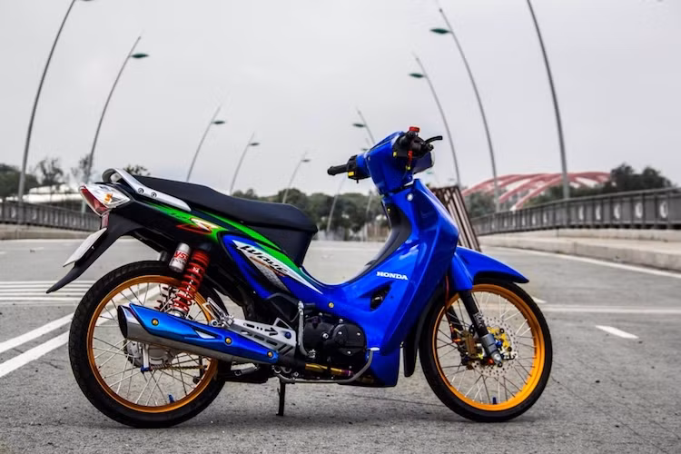 Không độ với các chi tiết cầu kỳ, chỉ bằng một số món đồ chơi đơn giản nhưng mẫu xe số phổ thông Wave 125 đã trở nên ấn tượng hơn sau khi được độ lại.