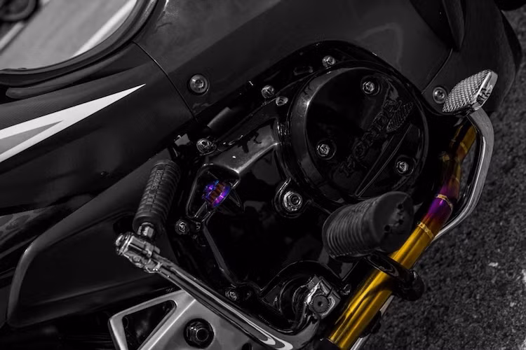 Khối động cơ nguyên bản 125 cc SOHC của Wave 125 được giữ lại, chỉ có thêm một số "điểm nhấn" nhẹ như nắp nhớt cùng cổ pô titanium.