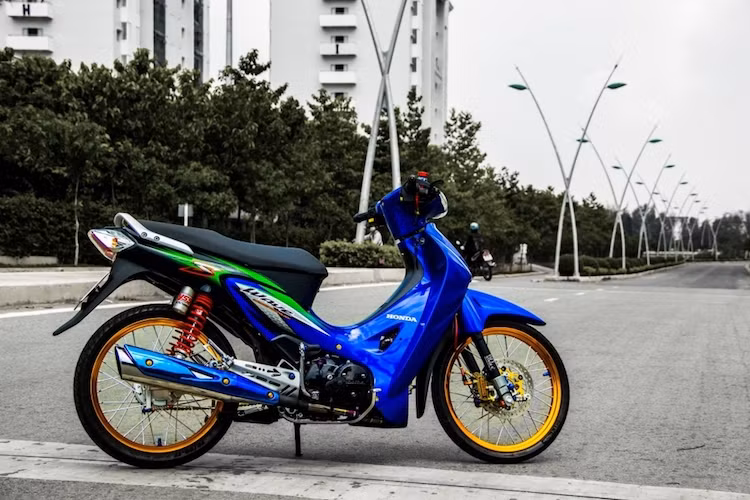 Được nhập về với số lượng không nhiều ở Việt Nam, Honda Wave 125 trên thực tế chính là phiên bản bán tại Thái Lan của chiếc Honda Future II 125 được sản xuất tại nước ta. Sự khác biệt của 2 mẫu xe này chỉ nằm ở phần đầu, mặt nạ trước và đèn hậu.