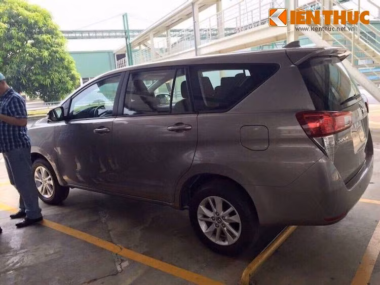 Phiên bản Toyota Innova 2016 vừa lộ diện ở Việt Nam thuộc phiên bản cao cấp 2.0V, với thiết kế hoàn toàn khác biệt so với thế hệ Innova hiện tại. Sử dụng chung nền tảng chassis thế hệ mới với Hilux và Fortuner 2016, các kích thước dài x rộng x cao của Innova mới lần lượt là 4,375 x 1,83 x 1,795 m cùng chiều dài cơ sở lên tới 2,75 m.