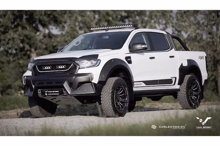 So với một chiếc Ranger bình thường, phiên bản M-Sport đã trải qua một cuộc "lột xác" nhờ có cản trước và cản sau hoàn toàn mới "ngầu" hơn, cùng với các tấm ốp nới rộng thân xe và bậc lên xuống hai bên thân. Ở phía trên mui và lưới tản nhiệt của xe cũng được gắn thêm dàn đèn chiếu sáng tăng cường.