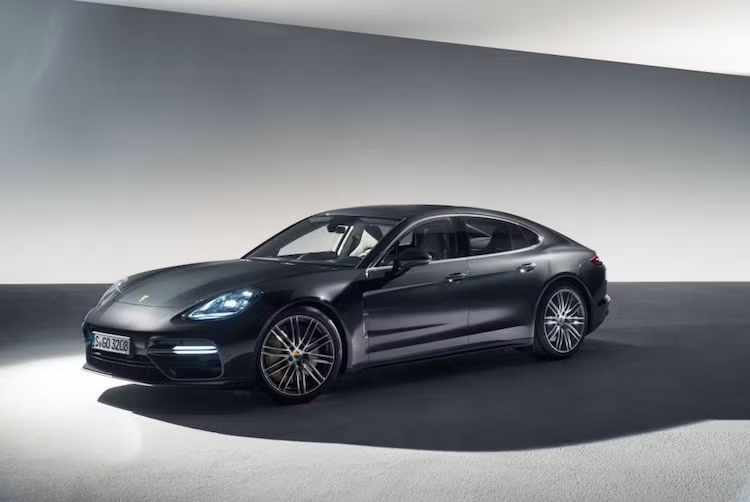 So với phiên bản cũ, Porsche Panamera 2017 thế hệ mới sở hữu thiết kết hấp dẫn không nhiều. Vẻ "cục mịch" của thế hệ cũ đã không còn nhờ có trục cơ sở dài hơn, vòm mái giống coupe hơn và ngôn ngữ thiết kế tương tự các dòng siêu xe khác của hãng.