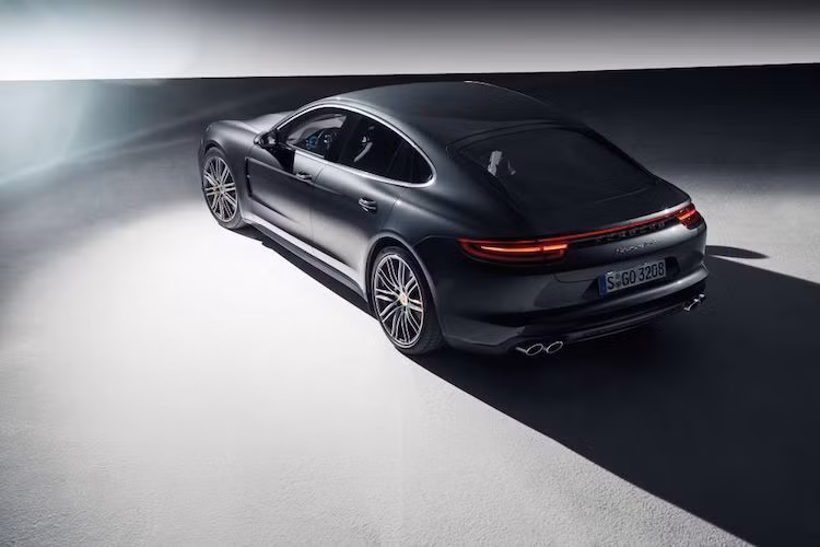 Hiện tại, cả 3 phiên bản của Panamera thế hệ mới là 4S, 4S Diesel và Turbo đều sở hữu hệ thống dẫn động 4 bánh. Porsche hoàn toàn không nhắc tới phiên bản với hệ dẫn động cầu sau, và hiện chưa rõ hãng có định bán Panamera mới với hệ dẫn động này hay không.