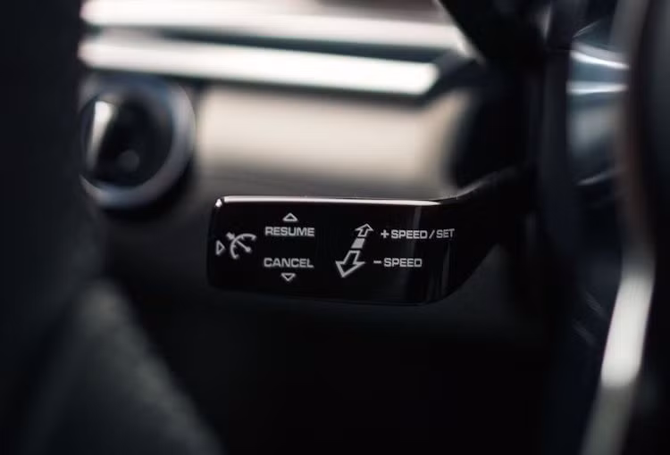 Hệ thống điều khiển hành trình (cruise control) của Panamera cực kỳ thông minh và phức tạp khi thu thập các dữ liệu định vị vệ tinh và các cảm biến xung quanh xe để tự tăng tốc, giảm tốc và chuyển số để phù hợp với quãng đường trong 3 km sắp lăn bánh qua. Hệ thống này còn tính toán tới cả các trường hợp tăng giảm tốc độ đột ngột như khúc cua, dốc hay có biển hạn chế tốc độ.