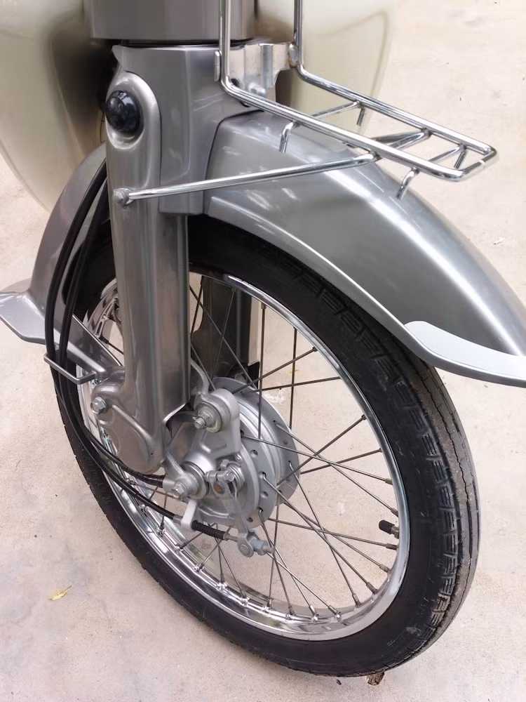 Màu sơn đặc trưng nhất của những chiếc Cub 82 tại Việt Nam là màu xanh cửu long đầy nhã nhặn, tuy nhiên chiếc xe này còn được bán với nhiều màu khác nhau. Trong đó, phiên bản màu xám bạc như chiếc xe trong bài viết rất hiếm gặp tại Việt Nam.