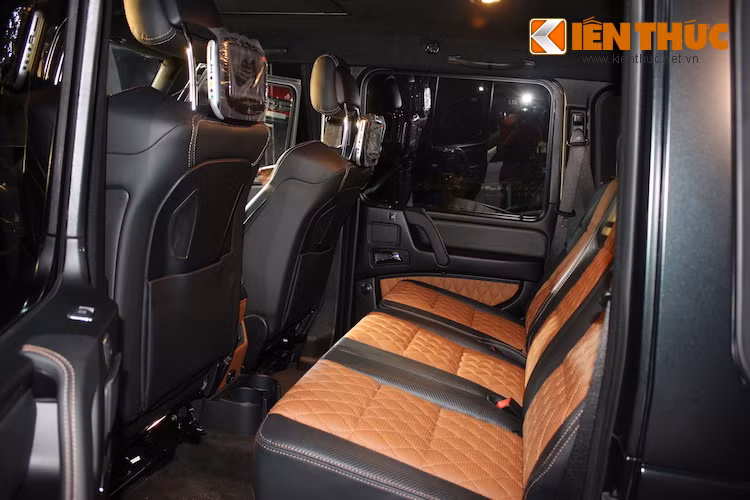 Da chất lượng cao designo đã được Mercedes sử dụng để bọc nội thất của G63 AMG Edition 463. Các ghế ngồi có phần giữa bọc da màu vàng chần chỉ vân con thoi, trong khi phần rìa bên sử dụng loại da đặc biệt với bề mặt dập nổi vân carbon. Các tấm da được khâu lại với nhau bởi các đường chỉ vàng tương phản.